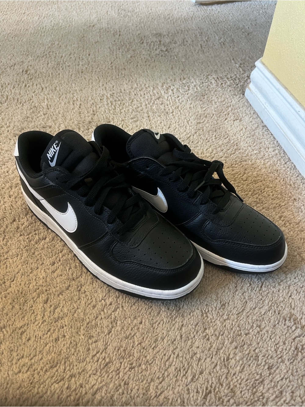 Nike Men’s Black with White Swoosh Low-Top Athletic Sneakers size 11.